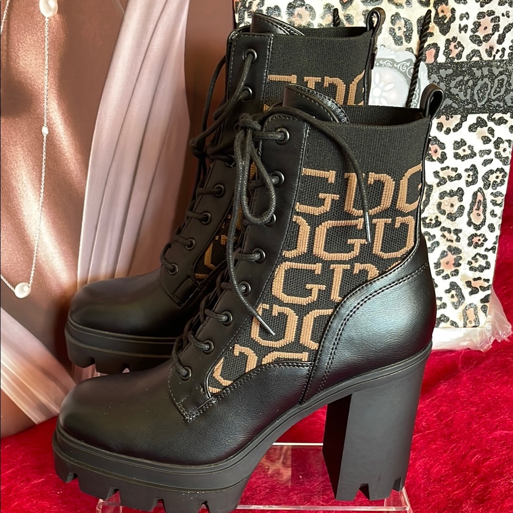GUESS KNIT LOGO GROWS-ASWELL PLATFORM CHUNKY ANKLE COMBAT BOOTS BLACK/TAN